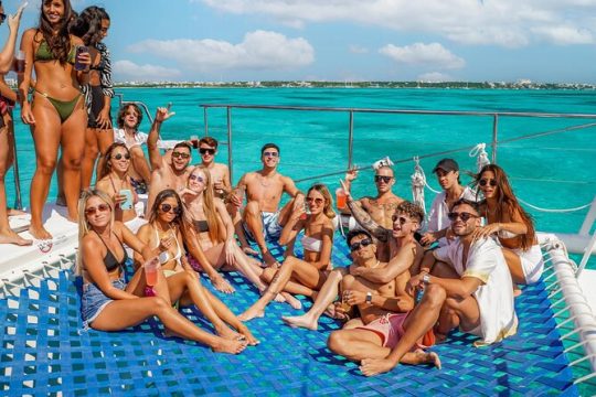 Isla Mujeres Tour: Beach Club, Snorkel & Sailing with Lunch & Bar