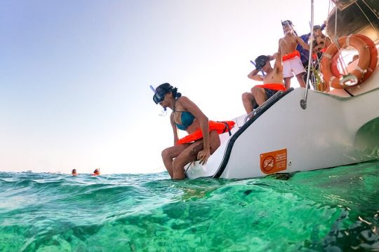 Isla Mujeres Tour: Beach Club, Snorkel & Sailing with Lunch & Bar