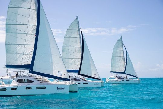 Cancun Luxury Sailing & Snorkeling with Lunch and Open Bar Onboard