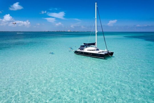 Puerto Morelos Catamaran Secret Sandbar Sail with Lunch and Drinks