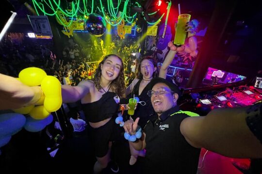 Bar Crawl Madness Tour in Cancun